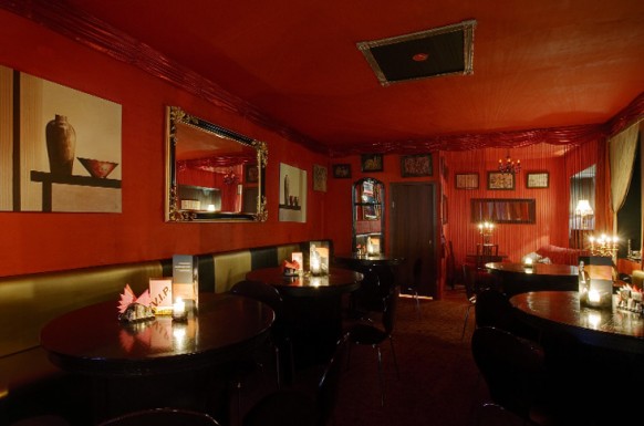 décoration originale rouge noir restaurant