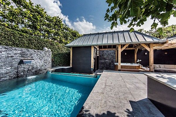 design villa luxueuse piscine moderne