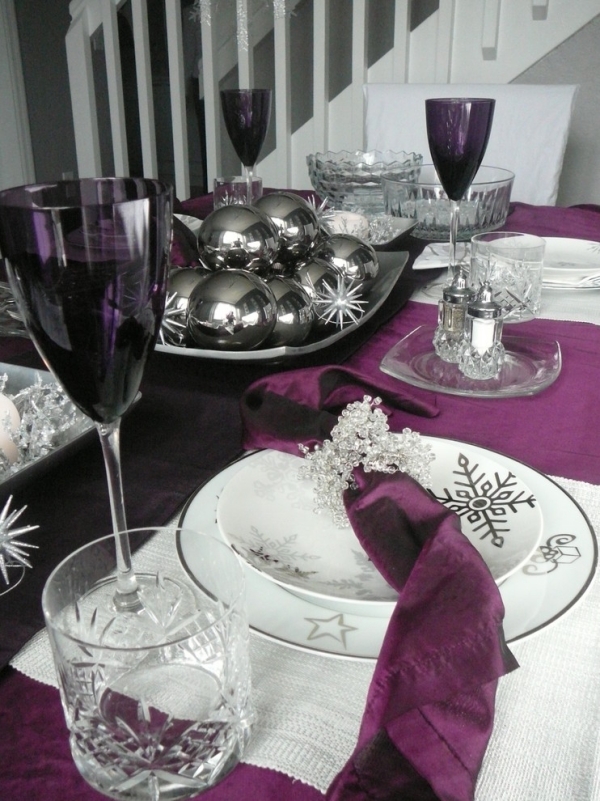 déco-Noël-couleurs-atypiques-centre-table-boules