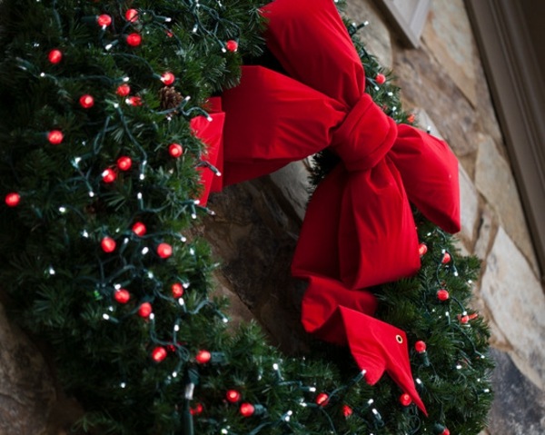 déco-Noël-couronne-guirlande-ampoules-rouges
