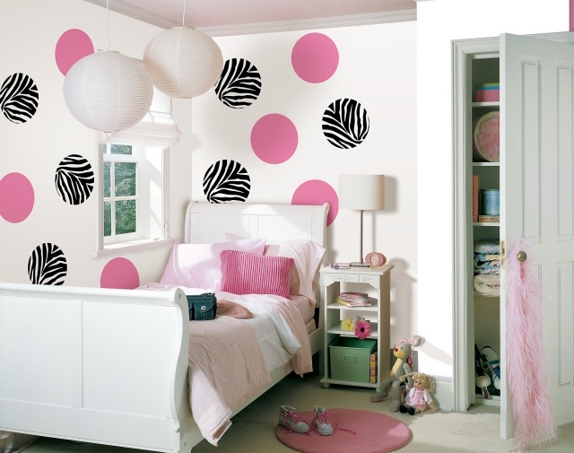 déco-chambre-ado-couleurs-murs-blancs-pois-rose-motifs-zèbre-coussins-rose déco chambre ado