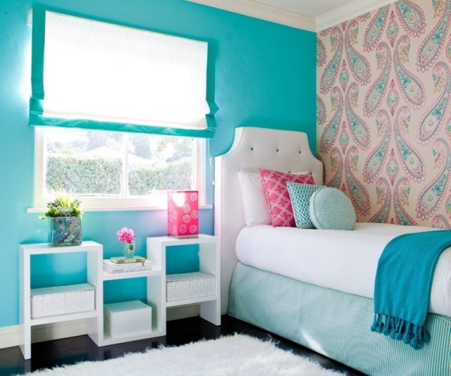 déco-chambre-ado-couleurs-murs-bleu-vif-papier-peint-rose-pâle-tapis-shaggy-blanc