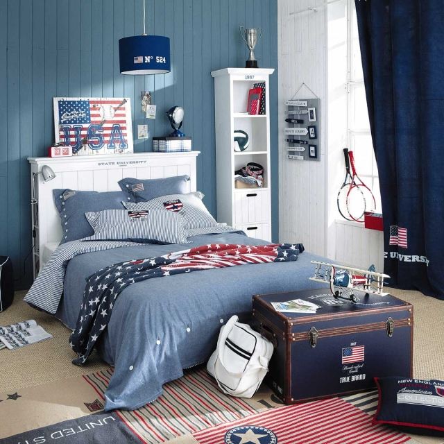 déco-chambre-ado-couleurs-murs-effet-bois-bleus-blancs-rideaux-bleu-foncé-tapis-rayures-rouges-blanches déco chambre ado