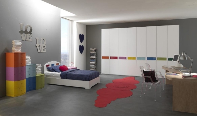déco-chambre-ado-couleurs-murs-gris-armoires-multicolores-tapis-rouge-chambre-fille déco chambre ado