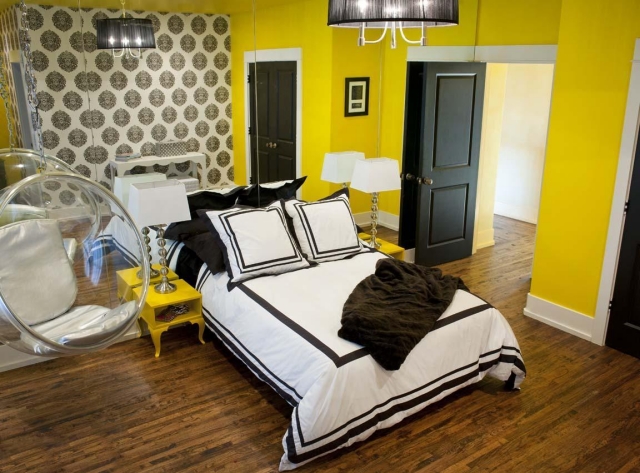 déco-chambre-ado-couleurs-murs-jaunes-miroirs-grand-couverture-noir-blanc