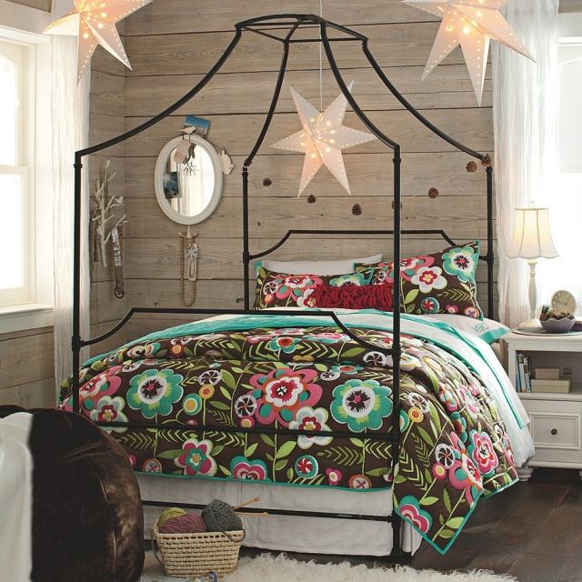 déco-chambre-ado-couleurs-murs-papier-peint-effet-bois-couverture-marron-sombre-motifs-floraux-multicolores