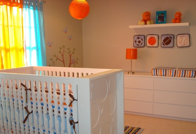 déco chambre bébé blanche orange bleu