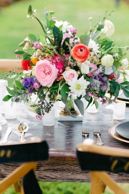 déco insolite mariage noir table bouquet centre