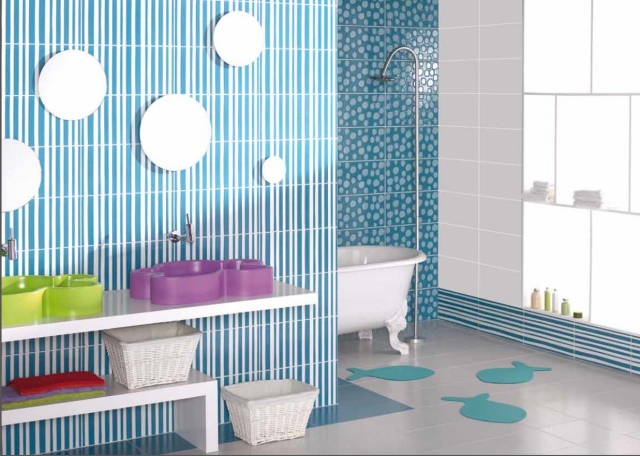 déco-salle-bains-mobilier-couleurs-vasques-forme-couleurs-lilas-vert-papier-peint-bleu-rayures