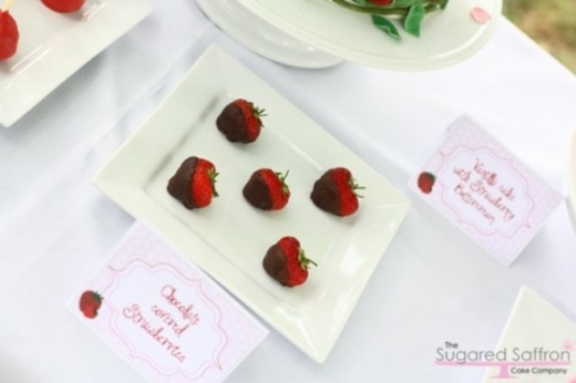 décor blanc ponctué accents rouges fraises trempées chocolat