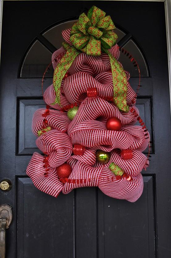 décoration-Noël-extérieure-sapin-rubans-porte-entrée