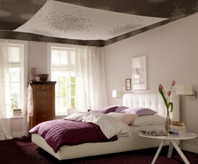 décoration-chambre-adulte-romantique-accent-plafond-inge-lit-cyclamen-tulipes-rose-vase-verre-table-blanche-basse