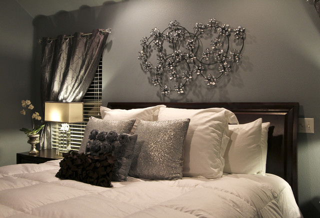 décoration-chambre-adulte-romantique-coussins-décoratifs-blanc-argent-déco-murale-originale-linge-lit-blanc
