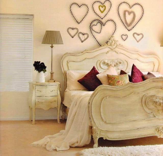 décoration-chambre-adulte-romantique-déco-murale-coeurs-coussins-décoratifs-table-chevet-vintage