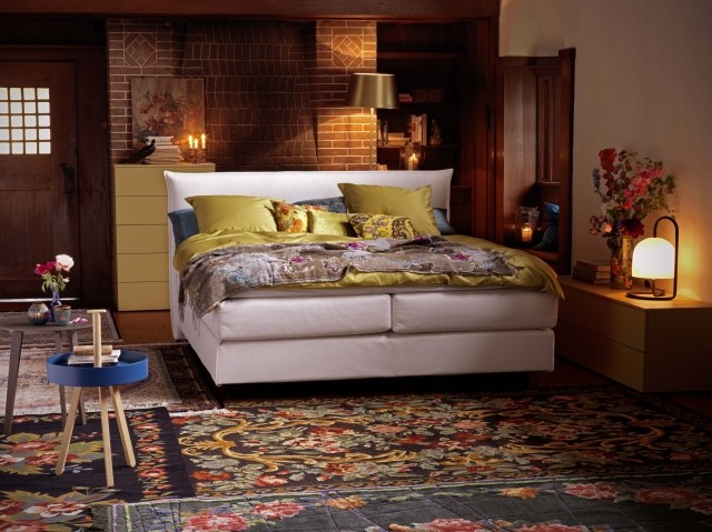 décoration-chambre-adulte-romantique-lampe-poser-élégante-tapis-motifs-couleurs-coussins-jaune-chaud-petit-bougeoir-vase-fleurs