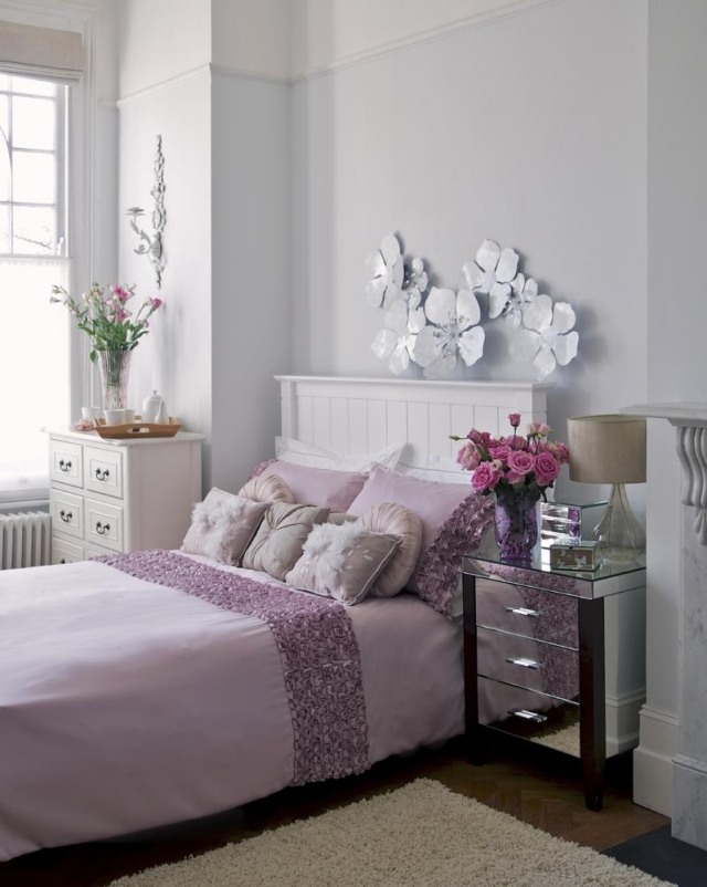 décoration-chambre-adulte-romantique-lilas-pâle-fleurs-papier-blanc-table-chevet-métallique