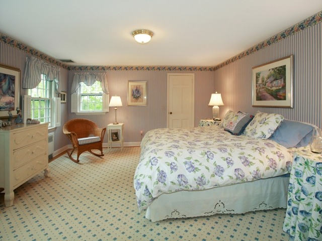 décoration-chambre-adulte-romantique-linge-lit-blanc-motifs-floraux-bleus-papier-peint-rayures-bleues