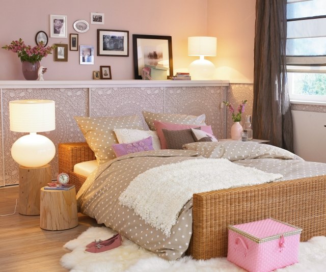 décoration-chambre-adulte-romantique-linge-lit-pastel-pois-blancs-mur-rose-lampe-chevet