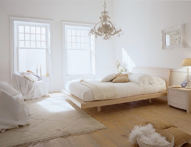 décoration-chambre-adulte-romantique-lit-bois-élégant-lustre-vintage-tapis-blanc-fauteuils