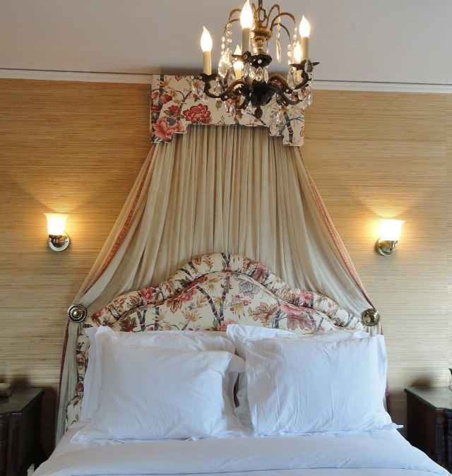 décoration-chambre-adulte-romantique-lustre-élégant-rideaux-tête-lit-tapissée-motifs-floraux