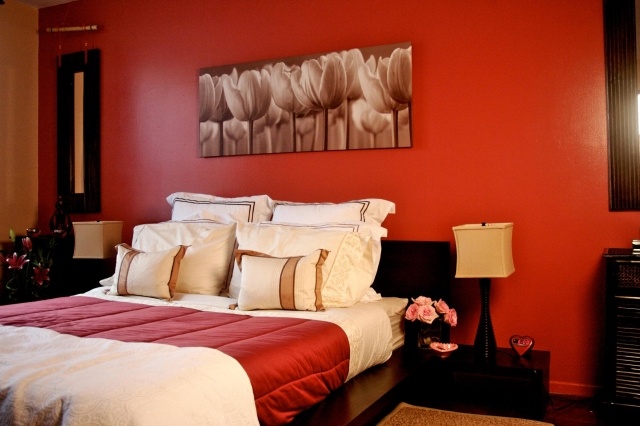 décoration-chambre-adulte-romantique-mur-rouge-coussins-motifs-lampe-poser-bouquet-fleurs