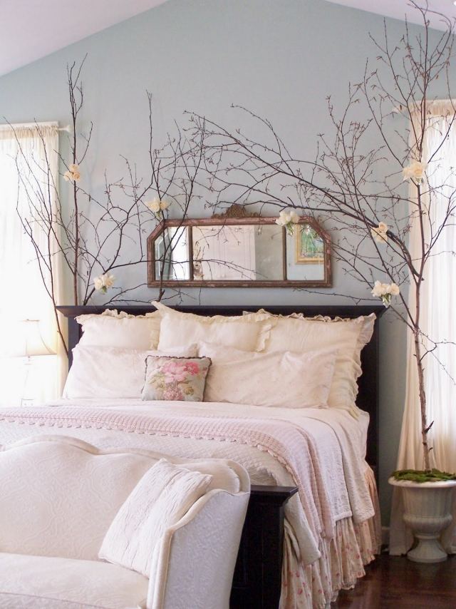 décoration-chambre-adulte-romantique-murs-bleu-pâle-linge-lit-blanc-arbustes-fleurs-blanches