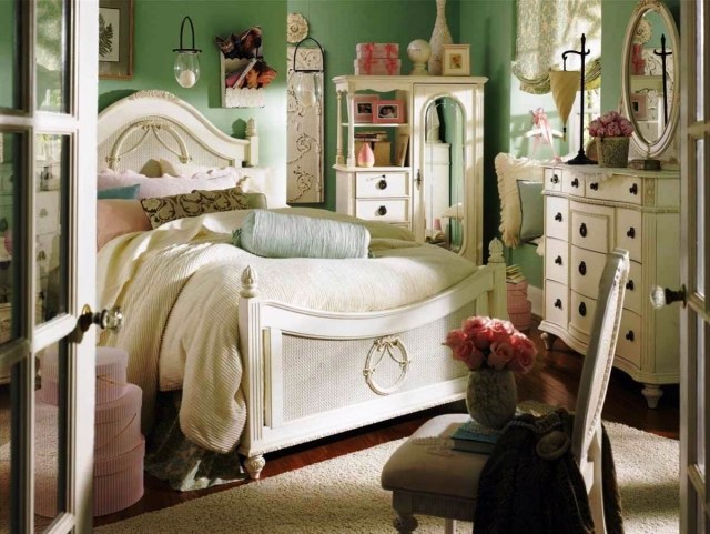 décoration-chambre-adulte-romantique-murs-vert-vase-roses-mobilier-bois-blanc