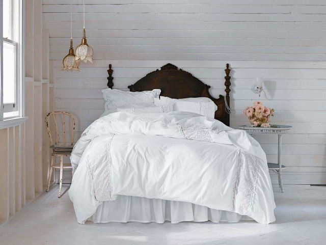 décoration-chambre-adulte-romantique-papier-peint-3d-effet-bois-blanc-linge-lit-blnc-roses