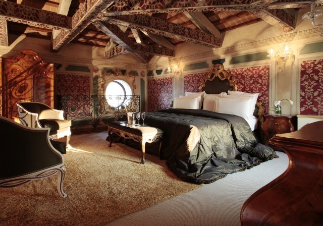 décoration-chambre-adulte-romantique-pfalond-poutres-tapissées-coussins-blancs-fauteuils-baroque