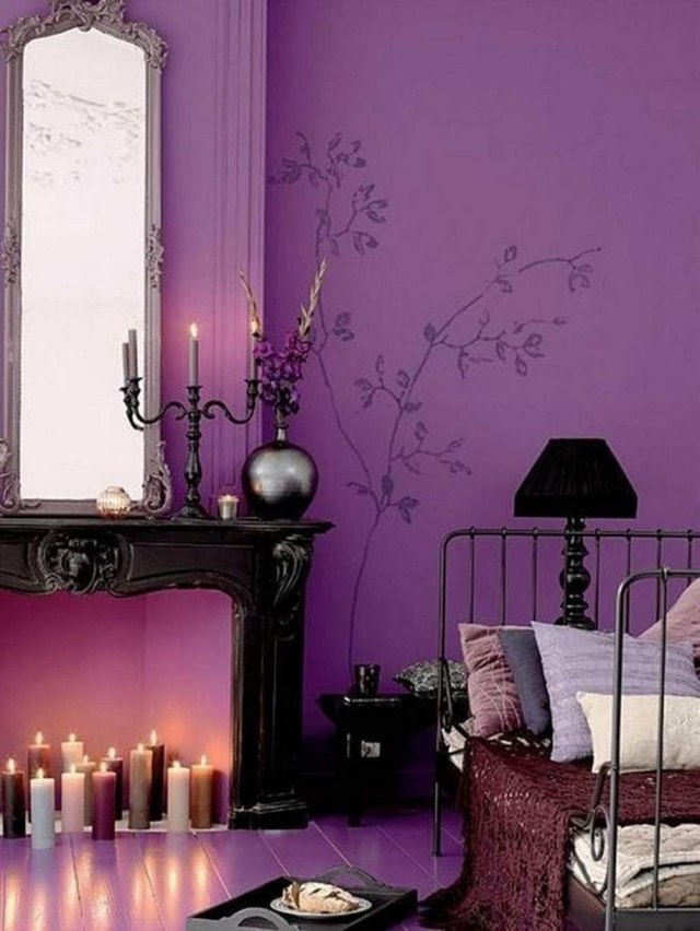 décoration-chambre-adulte-romantique-pourpre-mur-bougies-coiffeuse-noire-lampe-chevet-noire