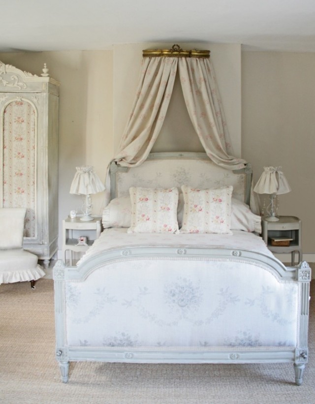 décoration-chambre-adulte-romantique-rideaux-beige-motifs-fleurs-vintage-style