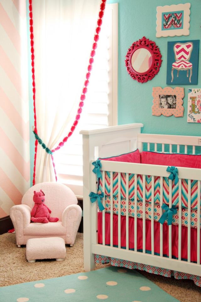 décoration-chambre-bébé-fille-bleu-rose