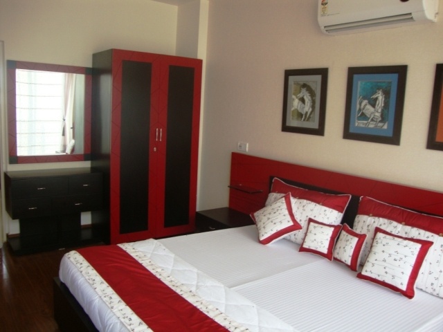 décoration-chambre-couleur-rouge-idée-originale-linge-lit-meubles