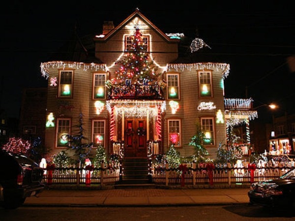 décoration-de-Noël-extérieur -maison-couleur-vives-enclave-americano-italien
