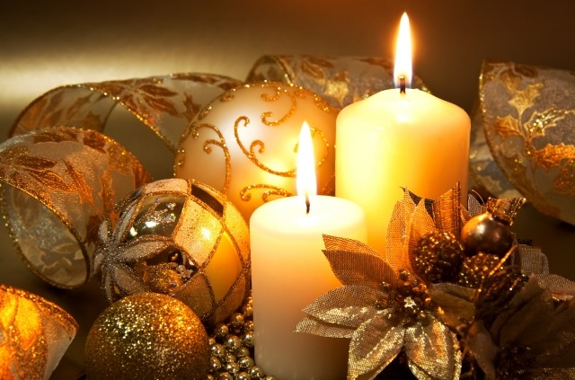 décoration-de-Noël-idée-originale-boules-couleur-or-bougies