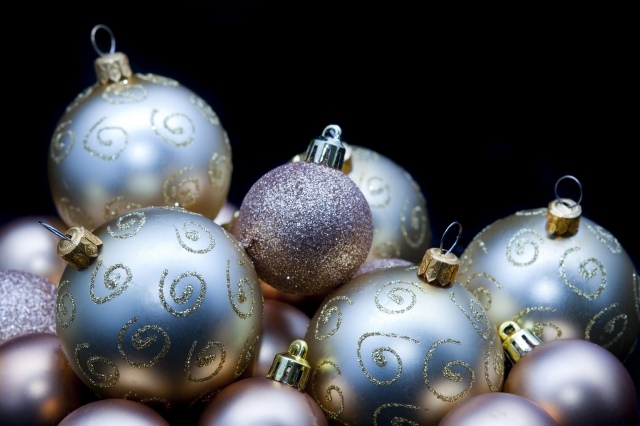 décoration-de-Noël-idée-originale-boules-decoratives-couleur-argent
