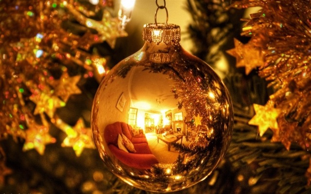 décoration-de-Noël-idée-originale-boules-decoratives-couleur-or