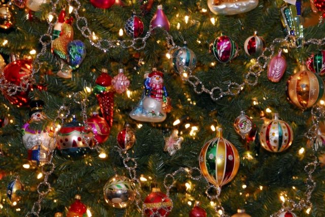 décoration-de-Noël-idée-originale-boules-décoratives-figurines
