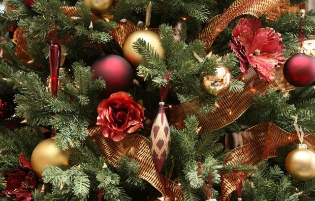 décoration-de-Noël-idée-originale-boules-décoratives-guirlandes-fleurs