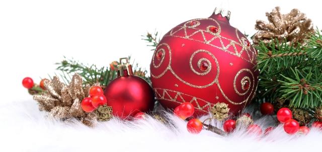 décoration-de-Noël-idée-originale-boules-décoratives-rouge-églantier