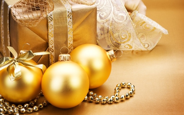 décoration-de-Noël-idée-originale-boules-décoratives-couleur-or