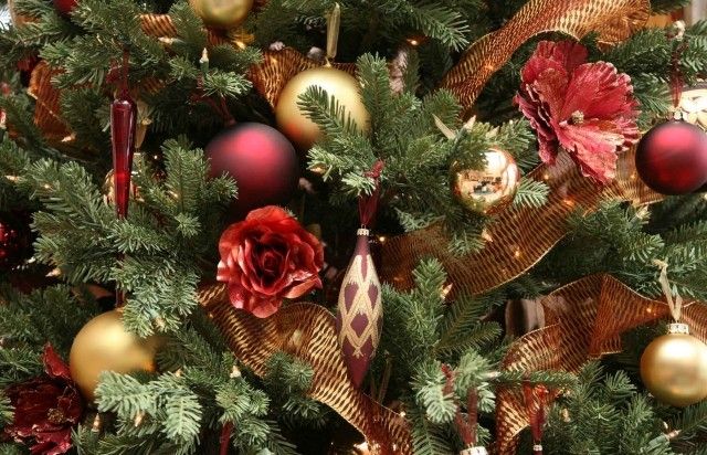 décoration-de-Noël-idée-originale-boules-sapin-guirlandes