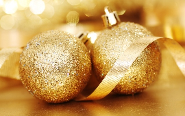 décoration-de-Noël-idée-originale-couleur-or-brillance-guirlandes