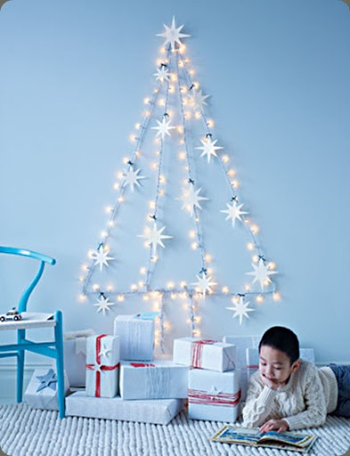  décoration de Noël idée-originale-guirlandes-lumineuses-forme-sapin
