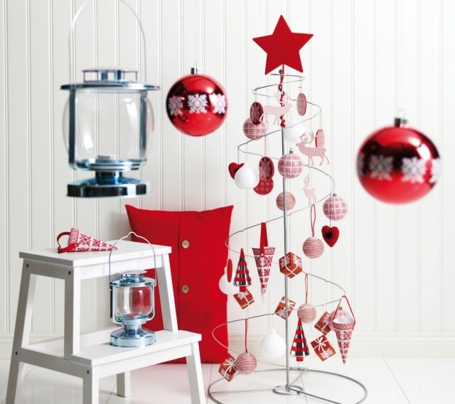 décoration-de-Noël-idée-originale-sapin-DIY-couleur-rouge-étoiles