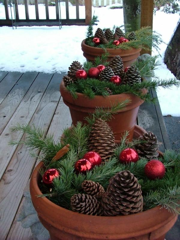 décoration-de-Noël-matériaux-naturels-cones-pin-boules-decoratives