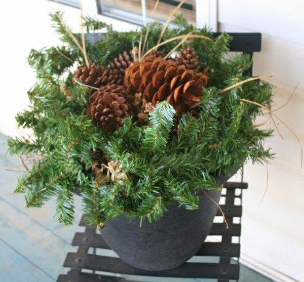 décoration-de-Noël-matériaux-naturels-cones-pin-branches-sapin