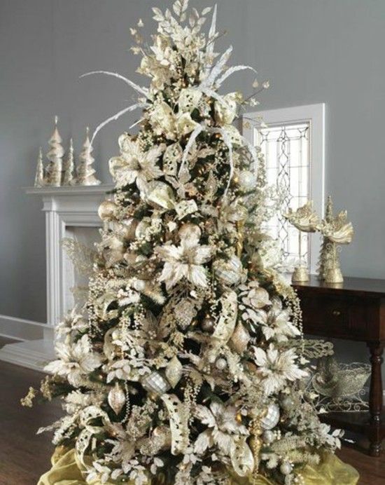 décoration-sapin-Noël-argent-élégante-fleurs-papier-guirlandes-statuettes-cheminée-manteau-sapins-petits-décoratifs