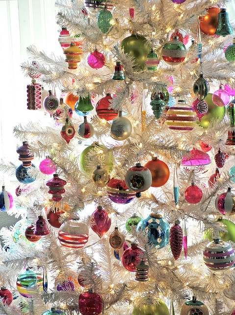 décoration-sapin-Noël-blanc-boules-ornements-verre-couleur décoration arbre de Noël