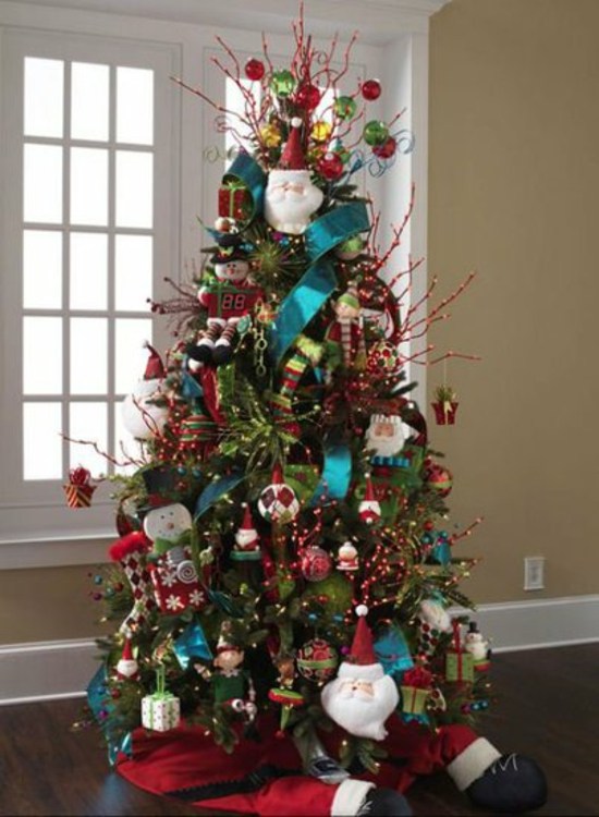 décoration-sapin-Noël-bonshommes-guirlandes-bleues-boules-blanches-ornements